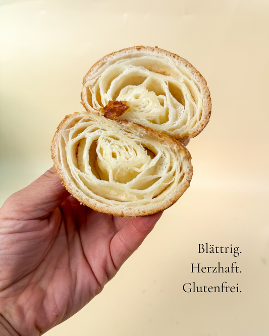 Glutenfreies Laugencroissant mit französischer Inspiration – luftig, buttrig und handwerklich gefertigt.