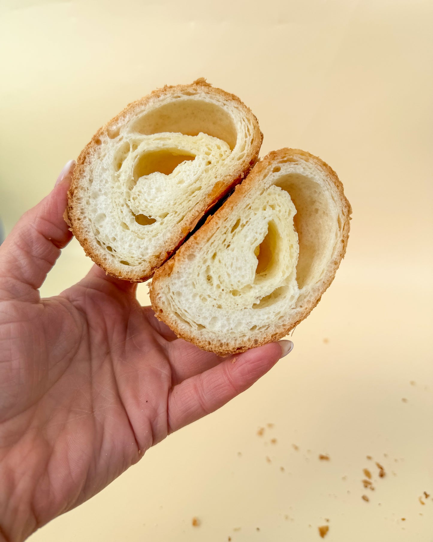 Glutenfreies Buttercroissant mit französischer Inspiration – luftig, buttrig und handwerklich gefertigt.