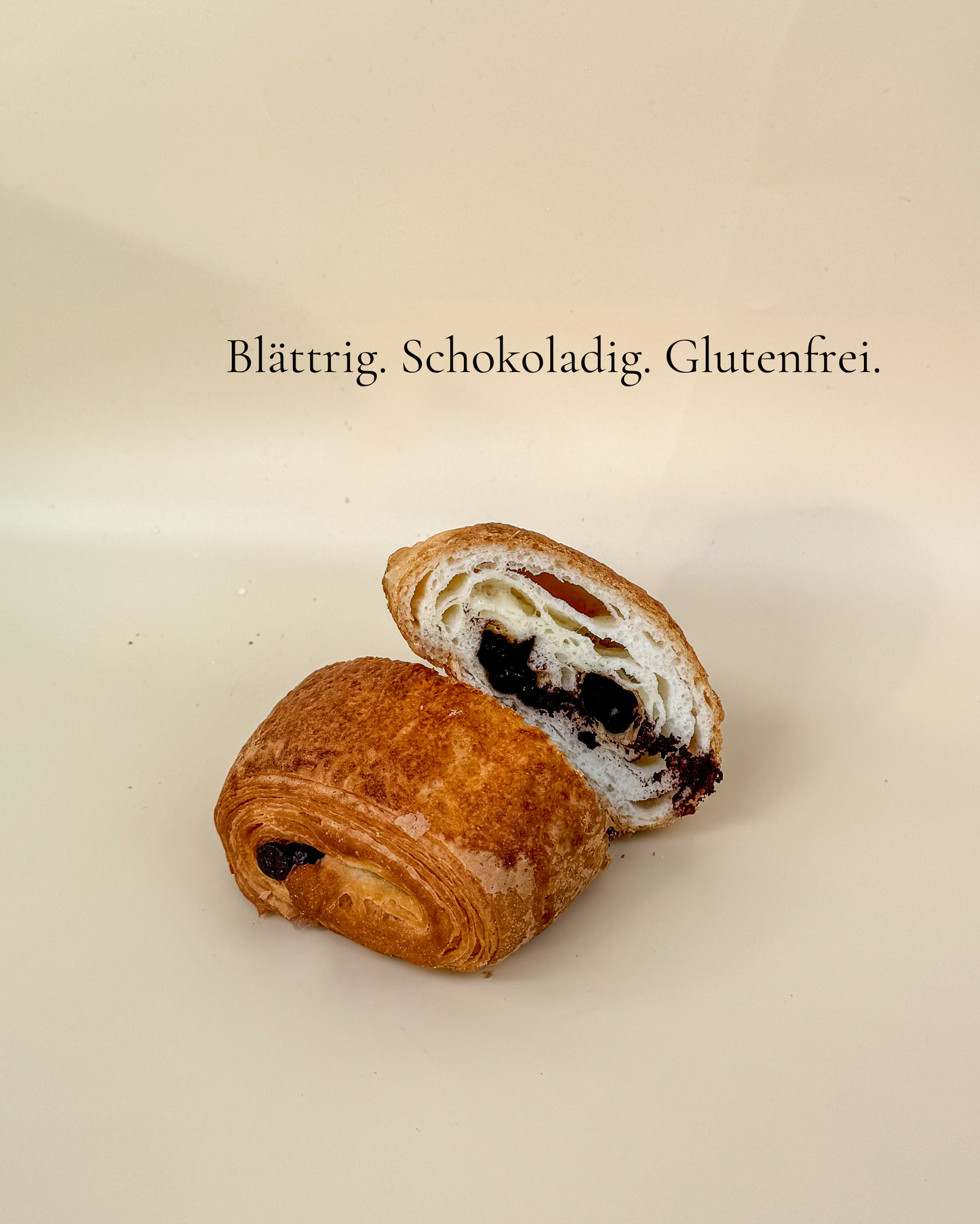 Glutenfreies Pain Au Chocolat – gefüllt mit feiner Schokolade.