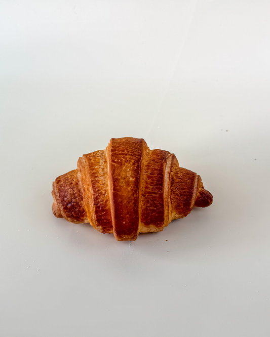 Glutenfreies Laugencroissant mit französischer Inspiration – luftig, buttrig und handwerklich gefertigt.