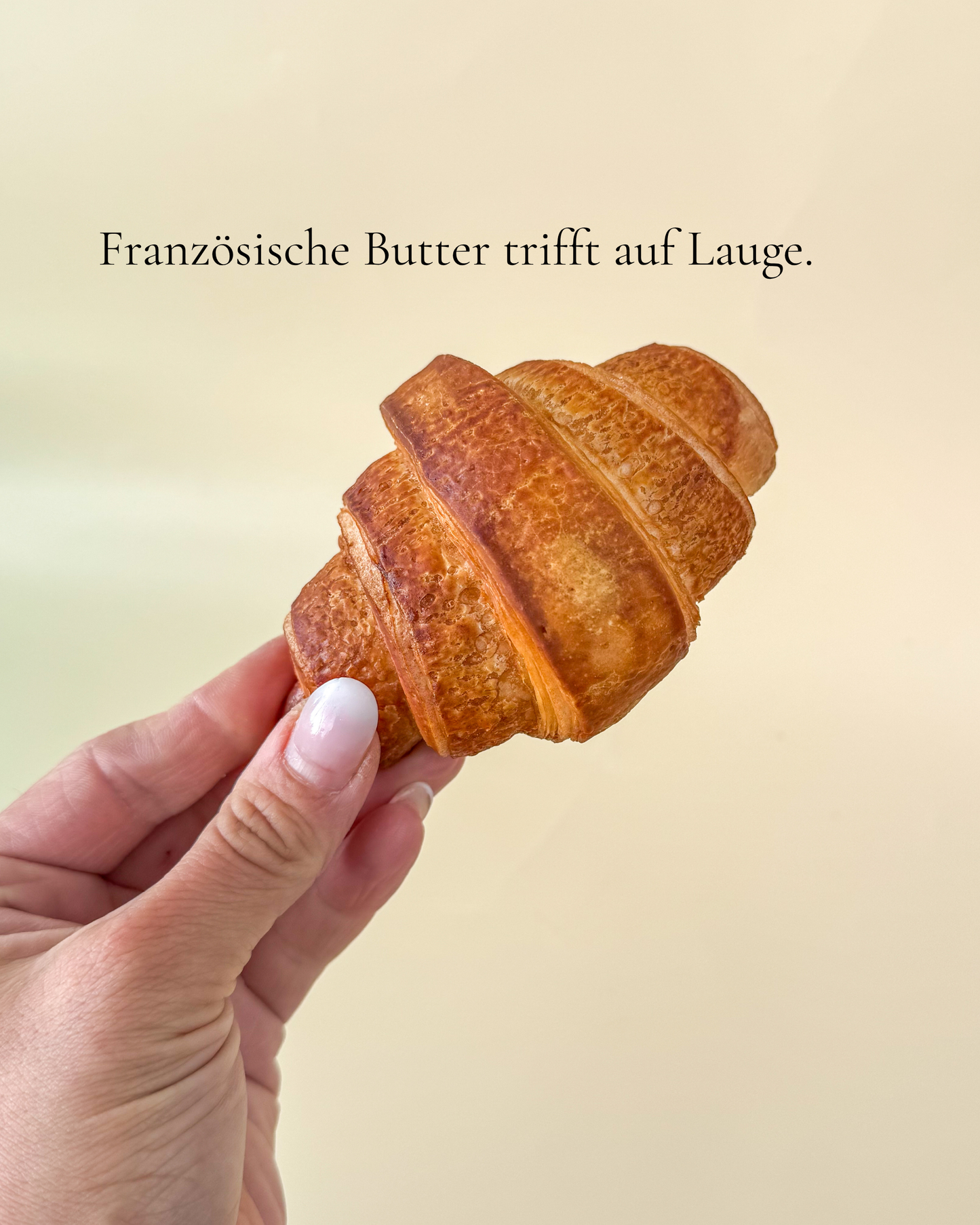 Glutenfreies Laugencroissant mit französischer Inspiration – luftig, buttrig und handwerklich gefertigt.