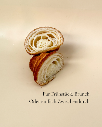 Glutenfreies Laugencroissant mit französischer Inspiration – luftig, buttrig und handwerklich gefertigt.