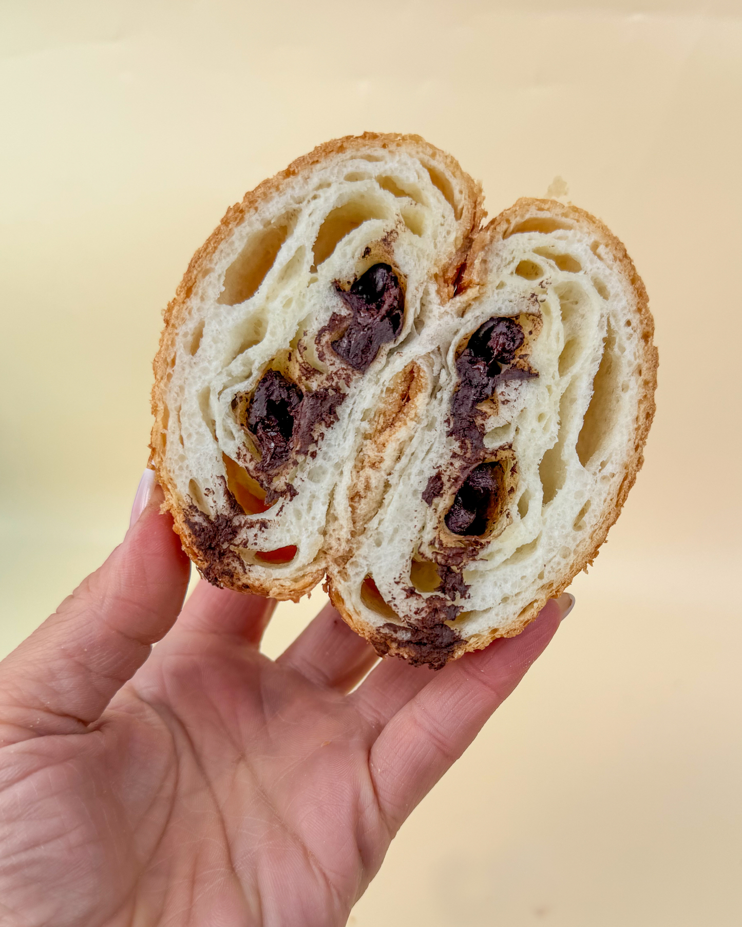Glutenfreies Pain Au Chocolat – gefüllt mit feiner Schokolade.